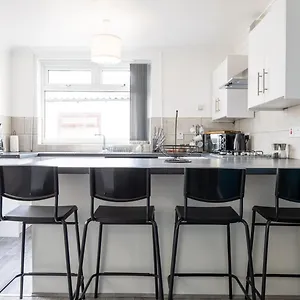 Spacious 4-bedroom | Pool Table Guest house Cardiff