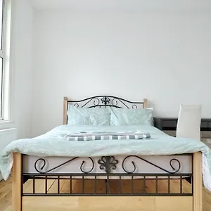 Guest house Cosy Near Canary Wharf & The O2, London
